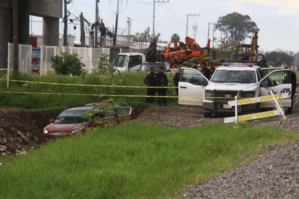 Tras persecución, una camioneta robada quedó atorada en una canaleta que bordea las vías del tren de la línea 4, en Avenida Adolf B. Horn,