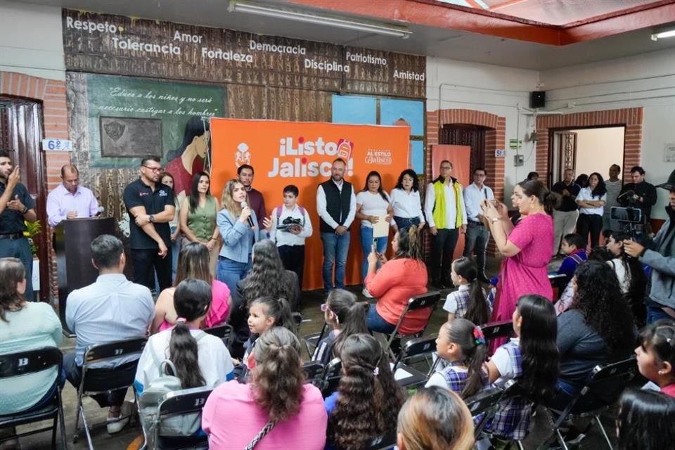El Gobierno de Jalisco entregó mochilas, útiles, uniformes deportivos y calzado a estudiantes de educación básica en la Sierra de Amula.
