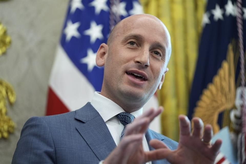 Stephen Miller, asesor de Trump, habla en la Casa Blanca.