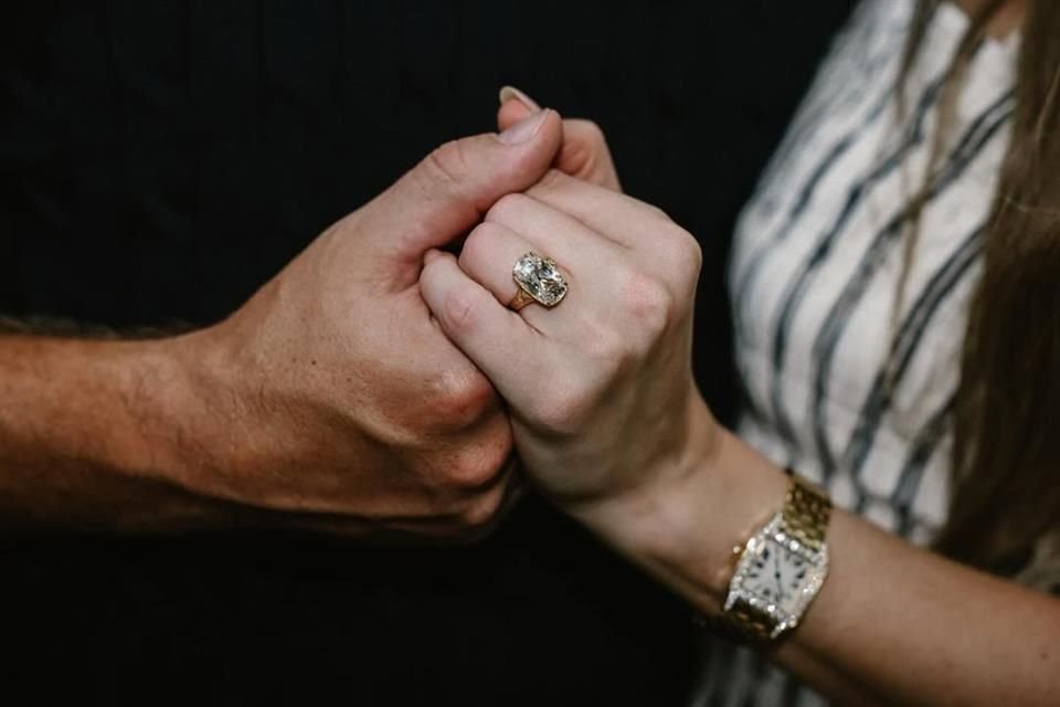 La joya fue diseñada por Kindred Lubeck de Artifex Fine Jewelry, en colaboración directa con Kelce, y es una pieza que combina elegancia clásica y un toque artesanal contemporáneo.