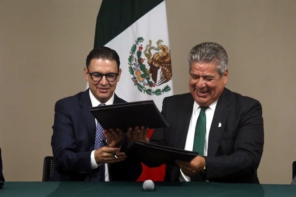 Abraham Mendoza Andrade, Rector de la Universidad Panamericana y Juan Manuel Covarrubias, director general del Hospital San Javier durante la firma del convenio de colaboración.