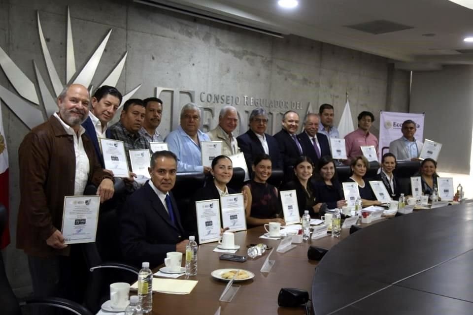 En rueda de prensa organizada por el Consejo Regulador del Tequila, 16 empresas productoras recibieron la certificación Hecho en México.
