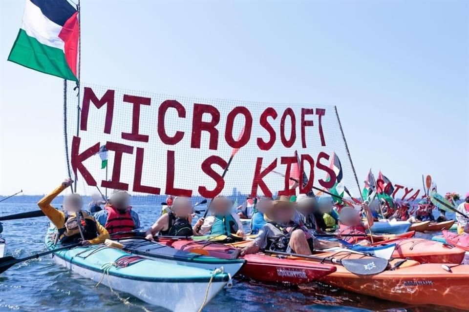 Miembros de 'No Azure for Apartheid' durante la protesta frente a las casas del lago de Satya Nadella, CEO de Microsoft, y Brad Smith, presidente de la misma, en Seattle.