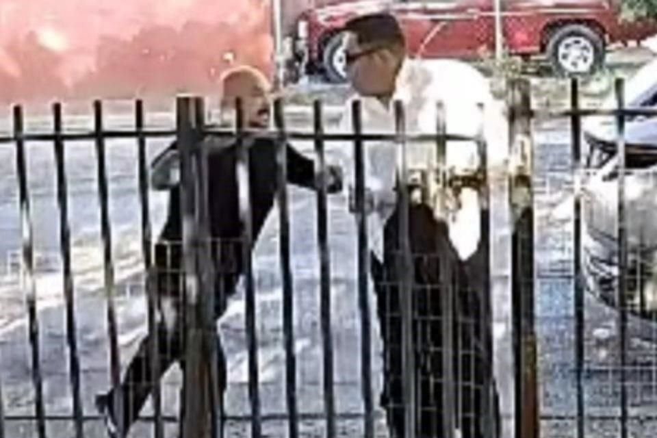 En un video de seguridad recuperado por la Fiscalía de Baja California, se observa la agresión al periodista Jorge Heras, cuando llegaba a conducir su noticiero en Mexicali.