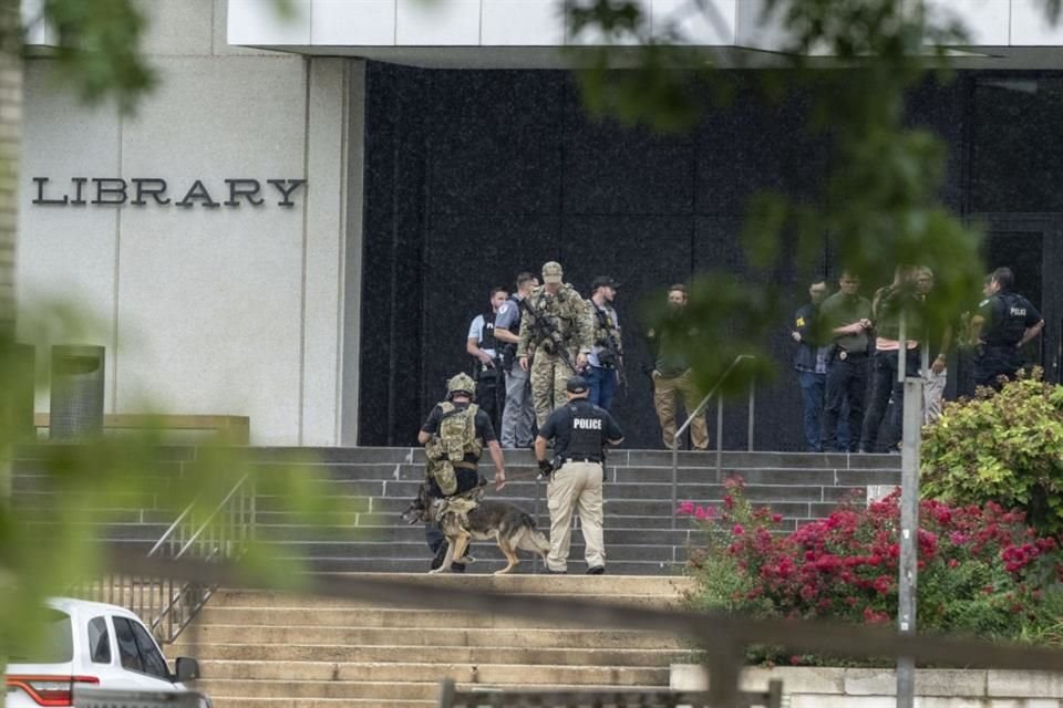 Oficiales responden a un reporte de tiroteo en la Universidad de Arkansas, el 25 de agosto del 2025.