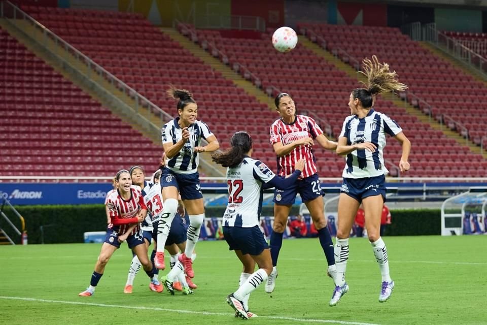 Un gol de 'Boyi' Iturbide rescató un punto para Chivas femenil ante Monterrey, en el Estadio AKRON.