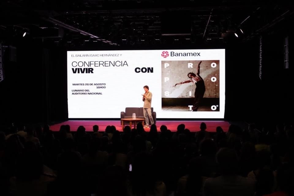Isaac Hernández habló de la necesidad de hacer rentables las artes para no depender solo del financiamiento del Estado.