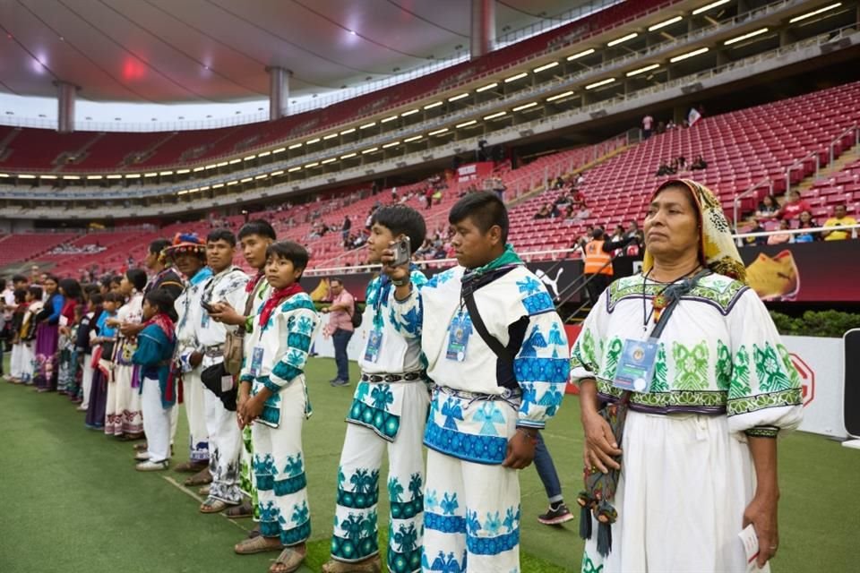 Miembros de la comunidad wixárika estuvieron en la cancha observando el entrenamiento de Chivas femenil.