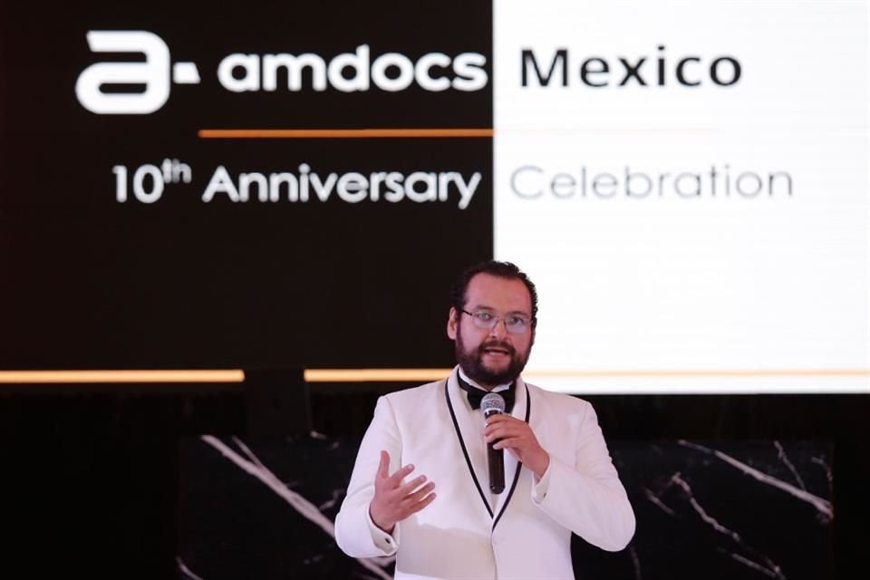 Raúl Sánchez, director de Amdocs en México, en la ceremonia del décimo aniversario de la compañía en Jalisco.