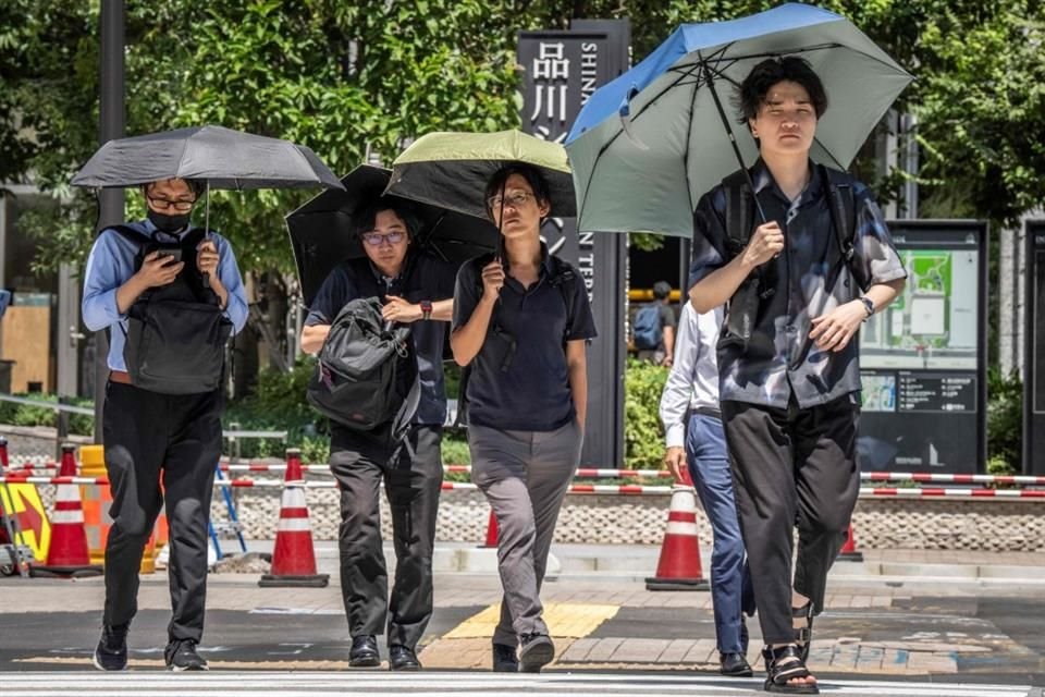 Personas se protegen del calor en Tokio, el 27 de agosto del 2025.