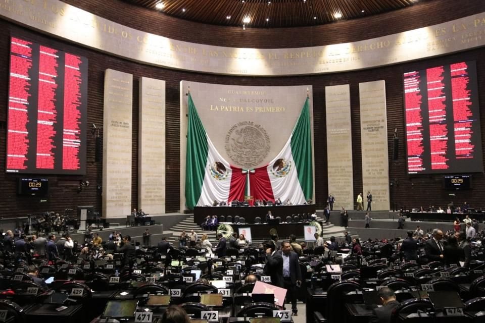 El proyecto de la reforma electoral federal está en blanco y serán bienvenidos todos los aportes, incluidos los de ex presidentes del INE o IFE, anticipó Ricardo Monreal.