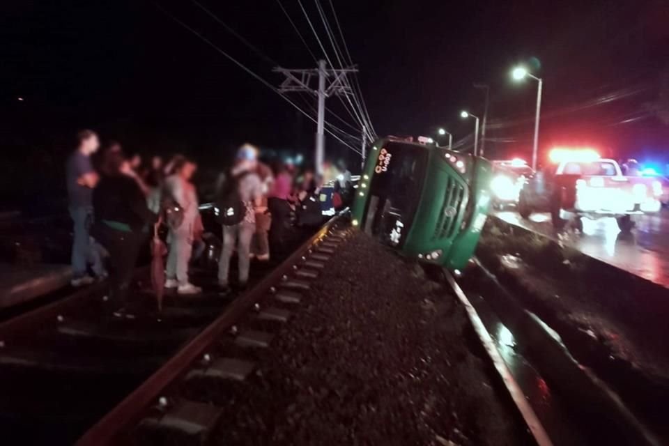 La volcadura de un autobús de transporte público dejó saldo dos personas lesionadas en el Fraccionamiento Los Fresnos II, en Tlajomulco.