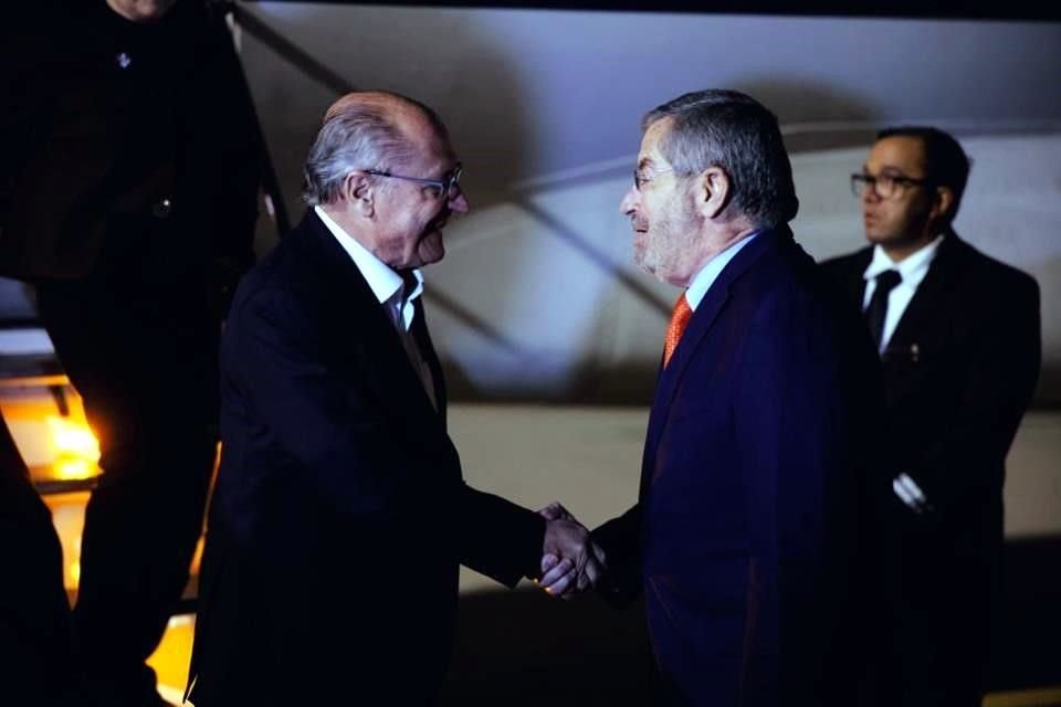 El Canciller Juan Ramón de la Fuente recibió en el AIFA al vicepresidente de Brasil, Geraldo Alckmin.
