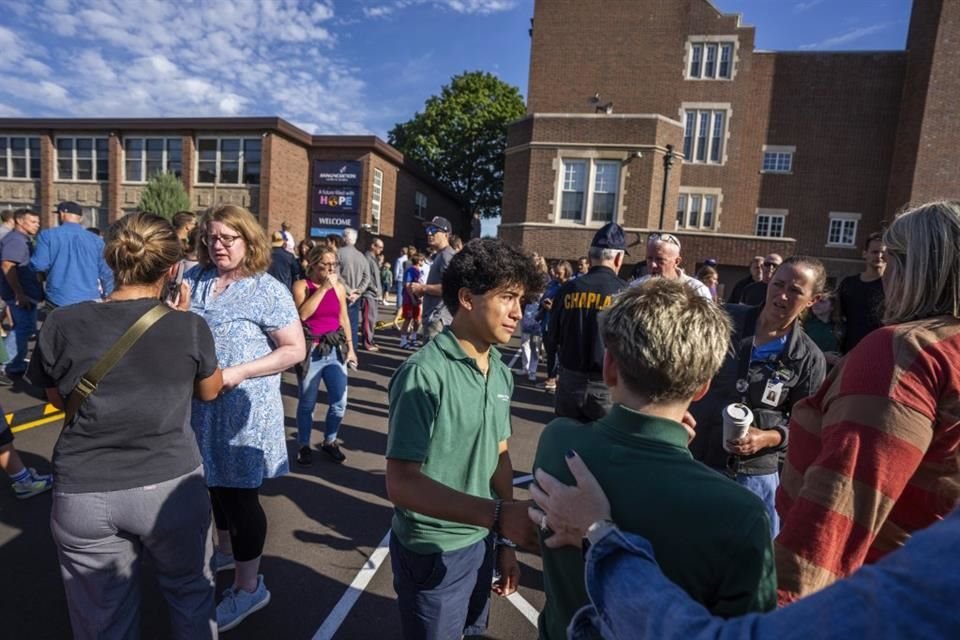 Las víctimas son dos niños pequeños, de 8 y 10 años, que murieron en las bancas de la iglesia durante el tiroteo, según informó el jefe de Policía de Minneapolis.