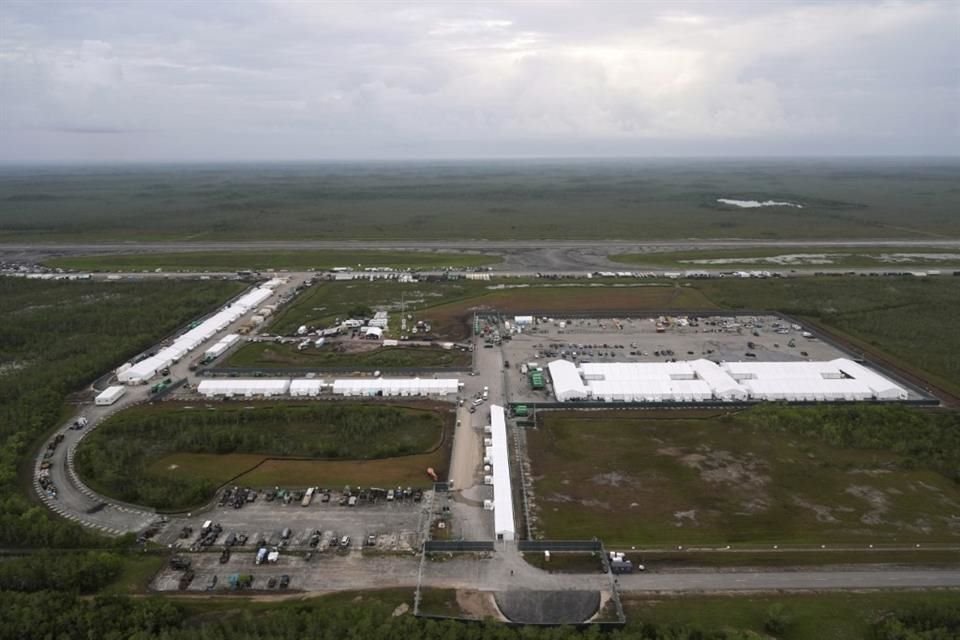 Un alto funcionario de Florida dijo que el polémico centro estatal de detención de inmigrantes 'Alcatraz Caimanes' quedará vacío en días.
