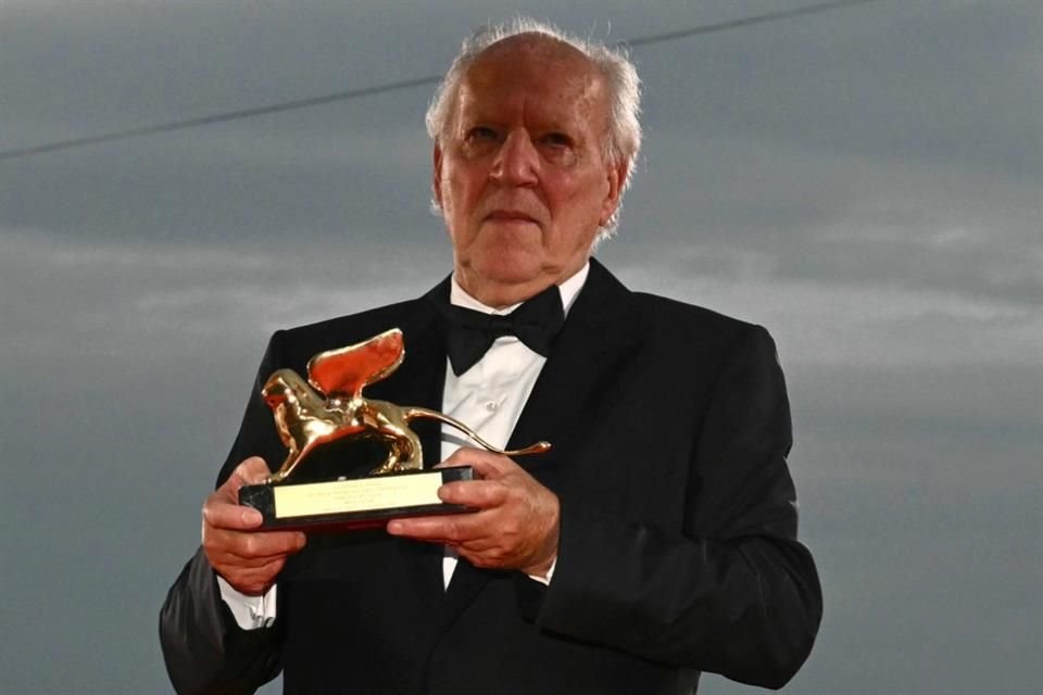 Werner Herzog recibió el León de Oro a la Trayectoria en la Mostra de Venecia, homenajeando más de 50 años entre ficciones y documentales.