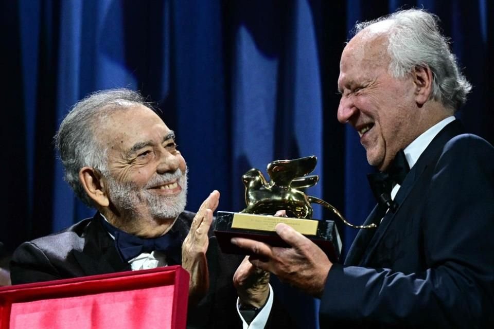 El galardón honorífico le fue entregado por Francis Ford Coppola durante la ceremonia de apertura de la 82ª Mostra de Venecia.
