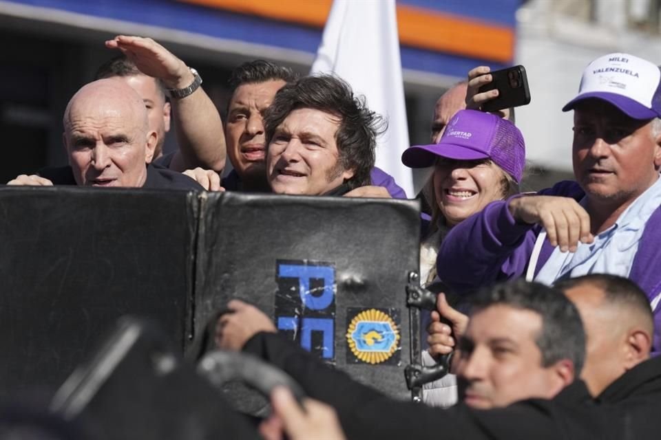 Manifestantes arrojaron proyectiles contra el auto del Presidente Javier Milei durante un acto de campaña en los suburbios de Buenos Aires.