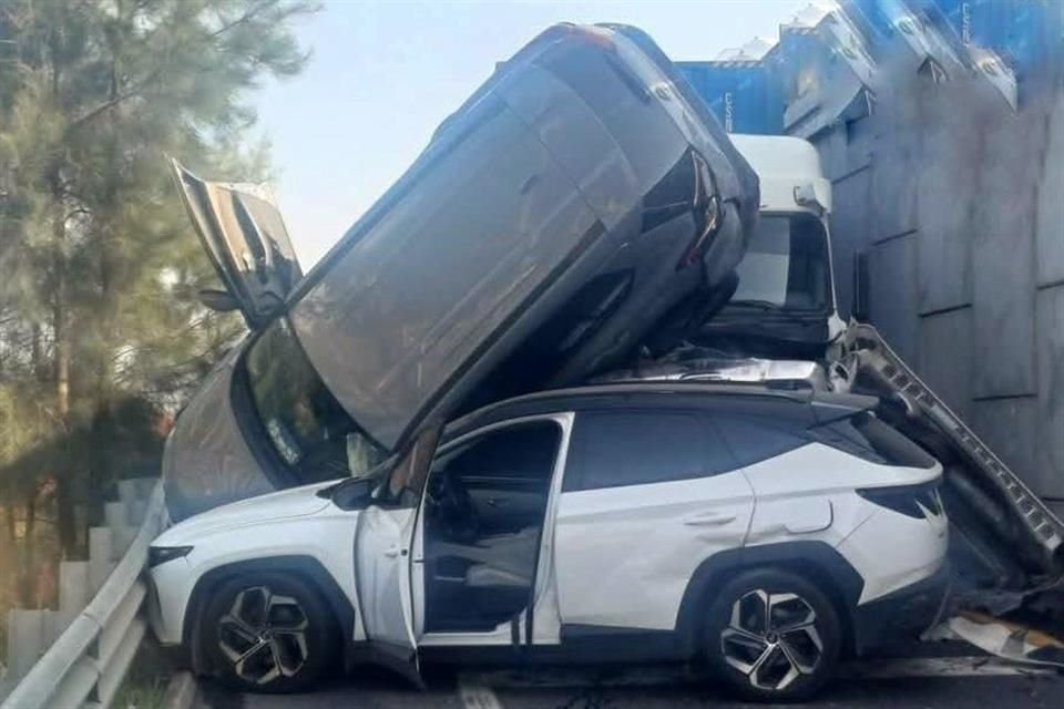 En la Autopista Guadalajara a Colima un aparatoso choque a la altura del Instituto Tecnológico de Ciudad Guzmán enbel entronque con la carretera al Grullo