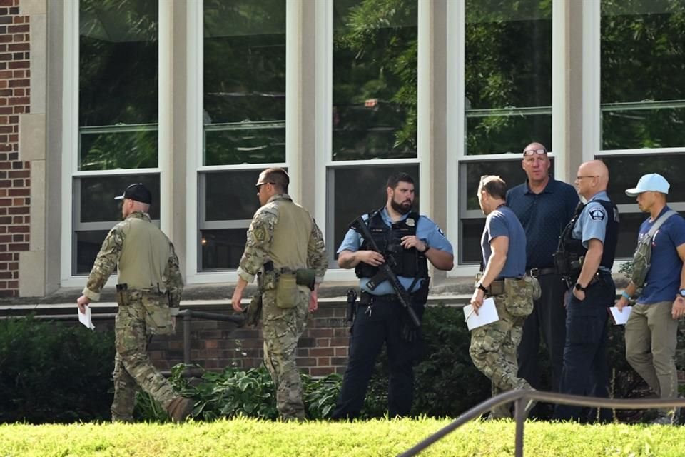 Oficiales trabajan en la escena de un tiroteo en Minneapolis, el 27 de agosto del 2025.