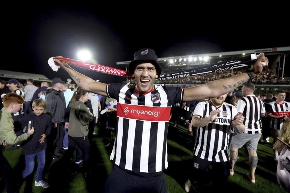 Los aficionados del Grimsby Town invadieron el campo tras el triunfo.