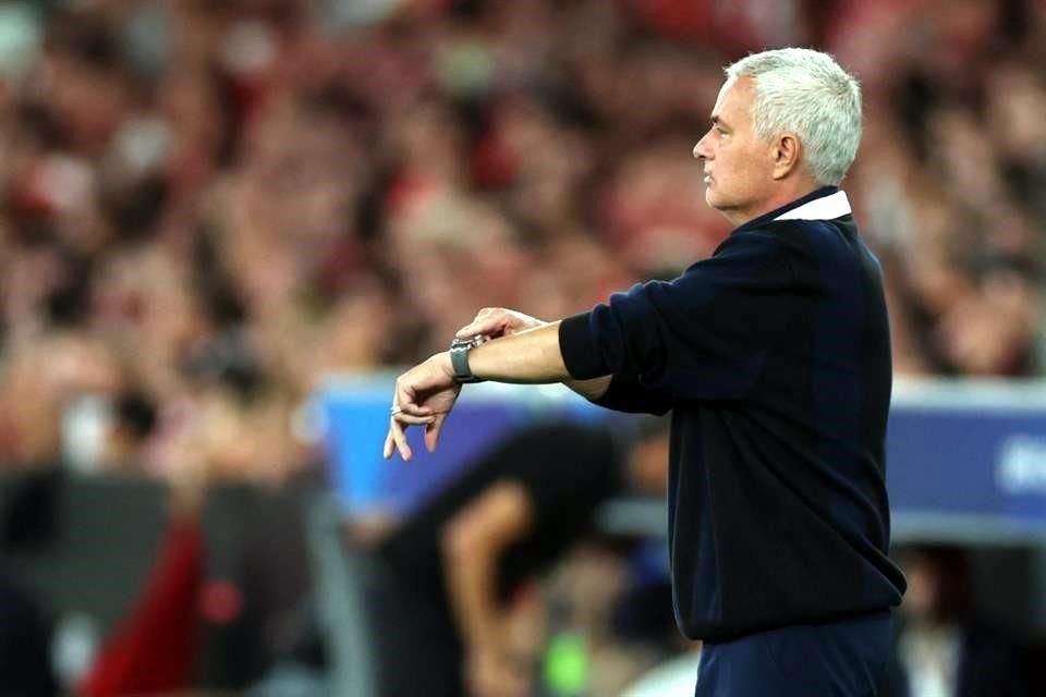 Un desesperado José Mourinho reclamó todo, en un claro acto de desesperación.
