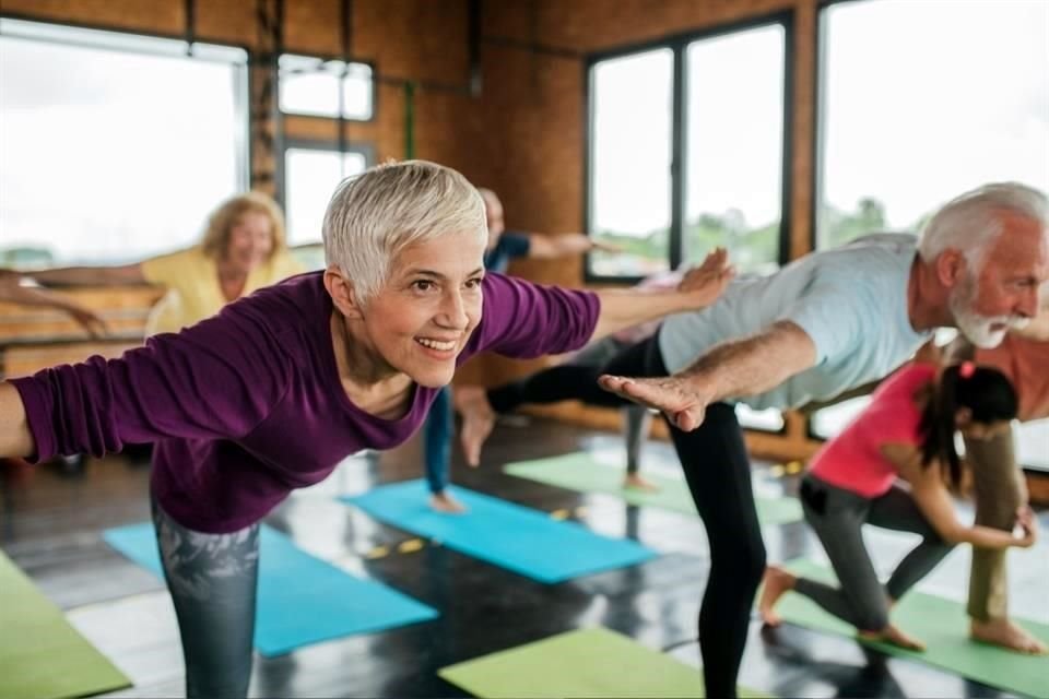 Caminar, hacer ejercicios de fuerza ligera, practicar yoga o tai chi se convierten en herramientas para prevenir enfermedades, mejorar el equilibrio y evitar caídas.
