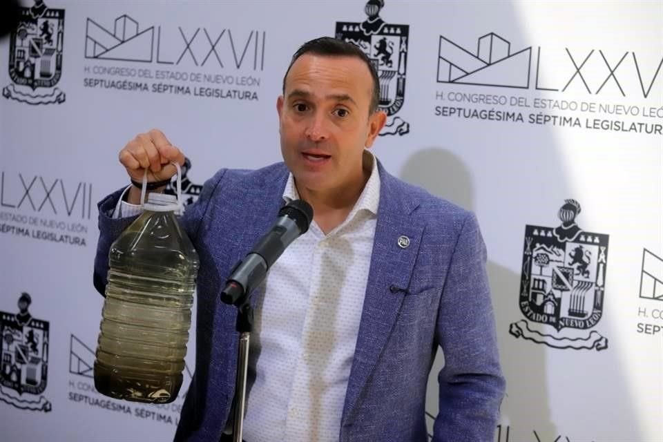 El coordinador de la fracción del PAN en el Congreso local mostró dos galones, uno con el agua que entra a la planta de tratamiento y otro con el líquido que ésta arroja al arroyo y que es aún más sucia.