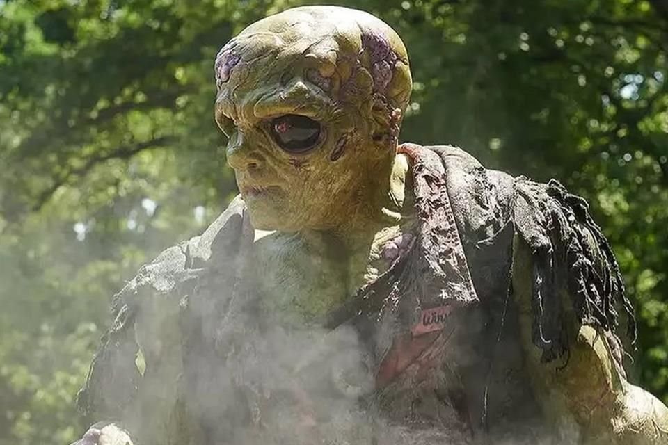Si algo mantiene esta nueva versión de The Toxic Avenger es el humor negrísimo de la original, el gore, la violencia extrema, el mensaje medioambiental y lo bizarro de su premisa.