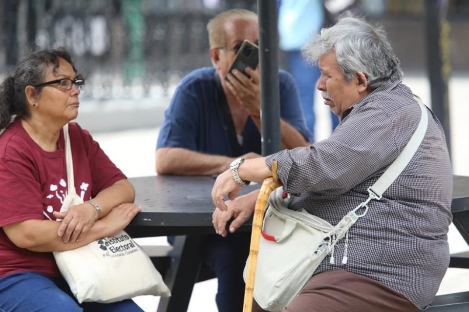La brecha tecnológica agrava los problemas de integración del adulto mayor en las dinámicas familiares, alertan médicos.