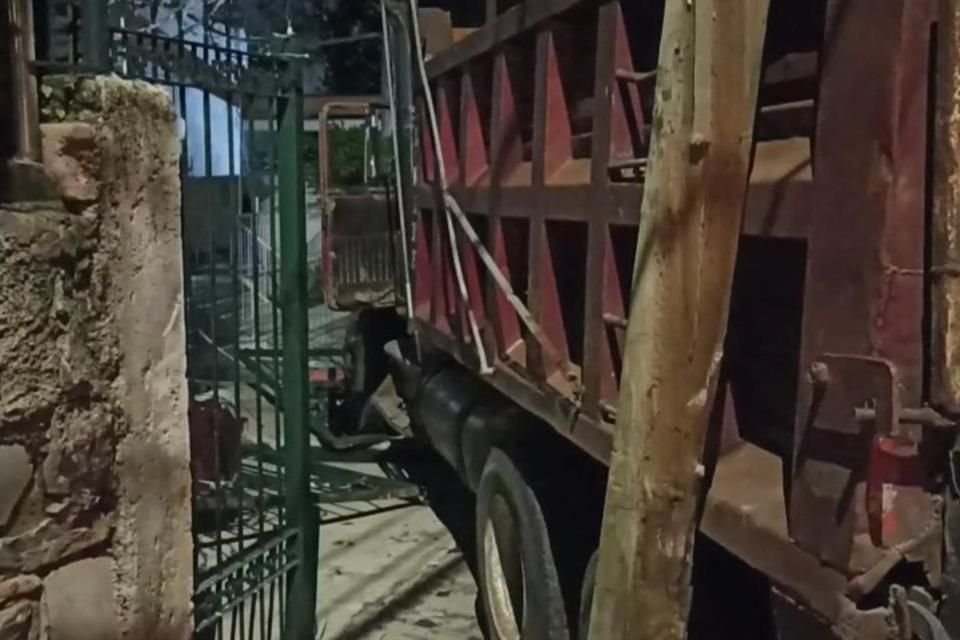 Tras quedarse sin frenos, un vehículo de carga impactó contra una finca, llevándose un vehículo estacionado, en el Centro de Tonalá.