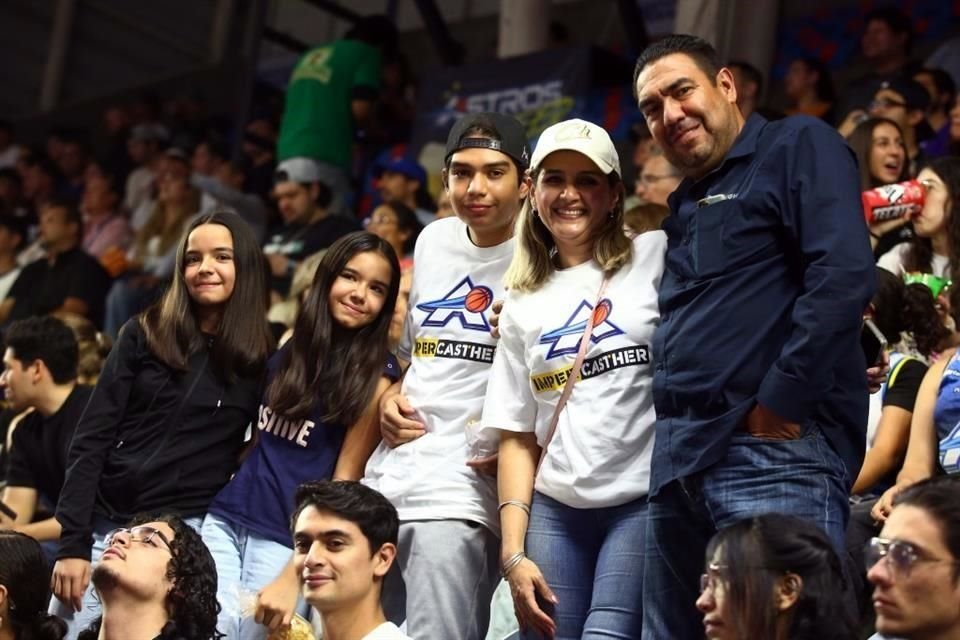 La afición disfrutó en la Arena Astros.