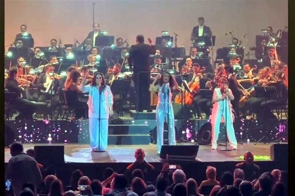 Pandora y Flans cerraron el espectáculo junto con el Mariachi y la OFJ.