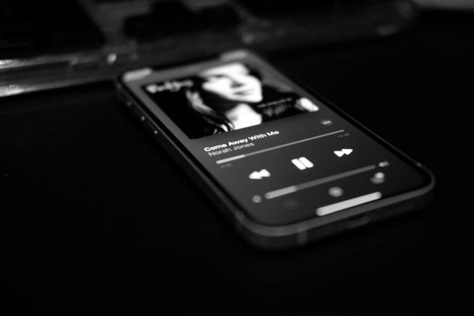 Spotify ha enfrentado quejas de sus usuarios por los movimientos de Daniel Ek, su director ejecutivo, quien invirtió 600 millones de euros en Helsing, startup fabricante de drones de uso militar.