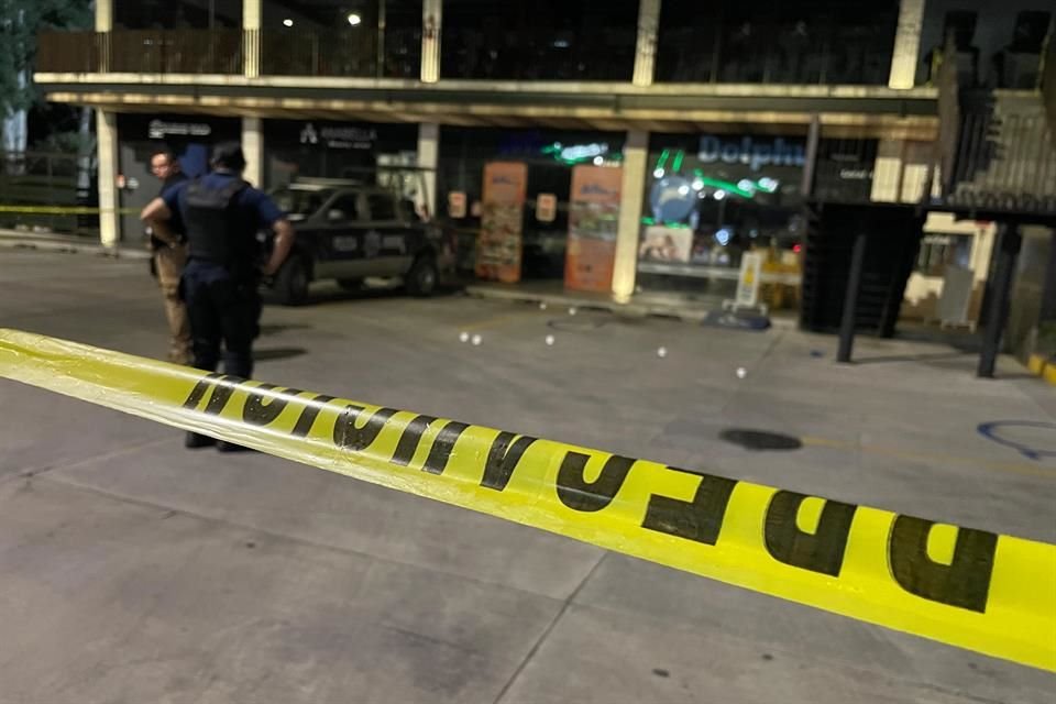 Dos hombres fueron atacados a balazos afuera de un gimnasio de una plaza comercial en Santa Anita, Tlajomulco; víctimas están graves.