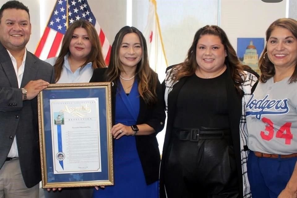 La familia de Valenzuela agradeció el homenaje.