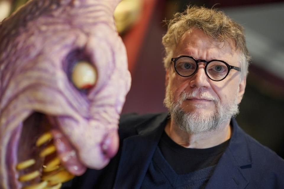 Guillermo del Toro subasta parte de su colección de terror tras incendios en Los Ángeles, protegiendo piezas históricas y culturales.