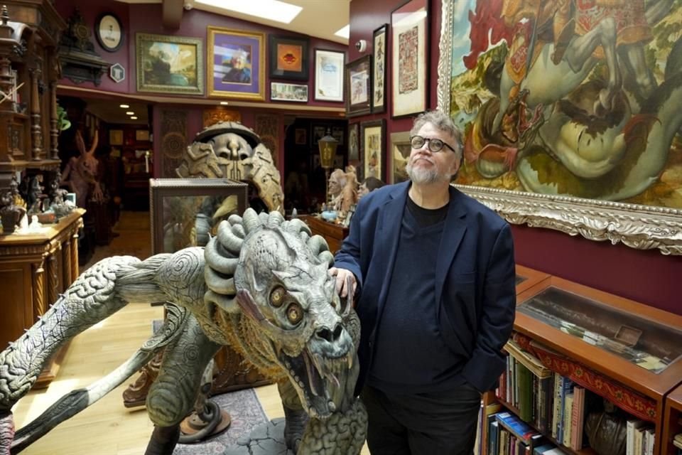 El cineasta mexicano se asoció con Heritage Auctions para realizar una subasta de tres partes, en la que venderá una fracción de su vasta colección.