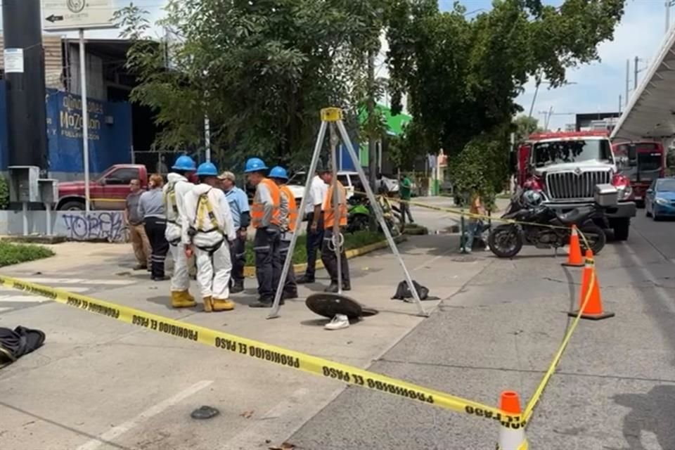 Se registró una movilización policiaca en la Avenida Revolución, debido al ingreso de civiles con herramientas de construcción a una alcantarilla.