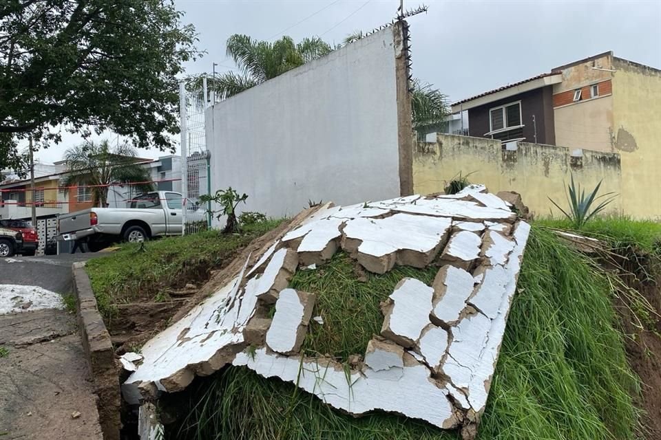 Tras la lluvia registrada hace dos semanas, se derrumbó el muro de una vivienda ubicada en Parques del Bosque.