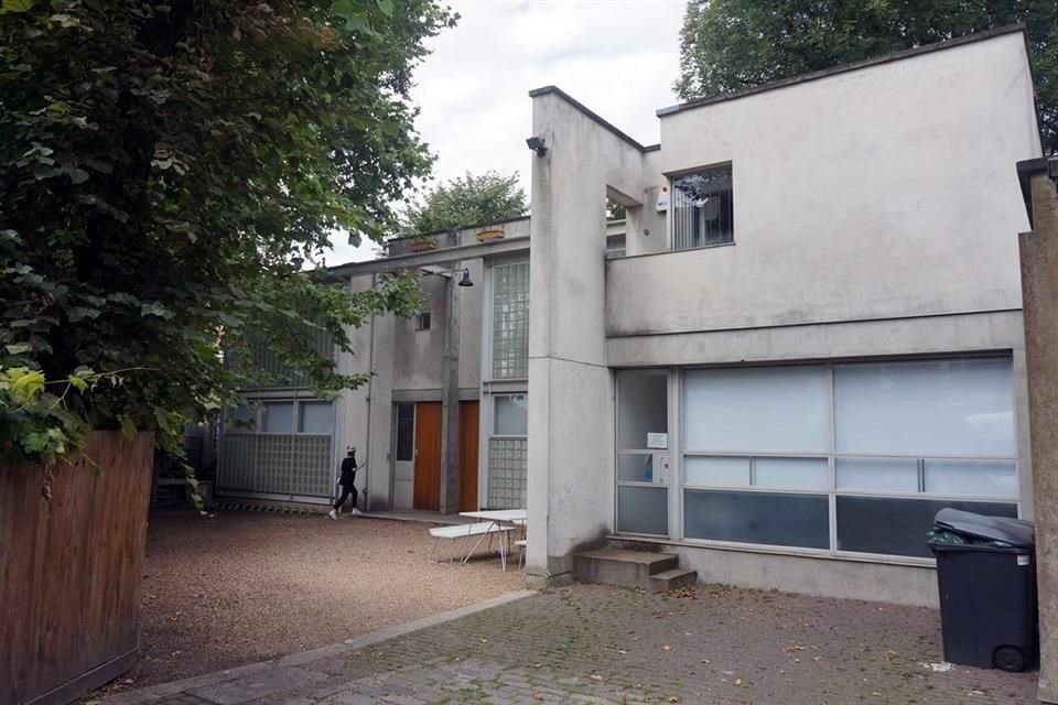 El lugar solamente tiene una entrada y está rodeado por los jardines traseros de las casas circundantes.
