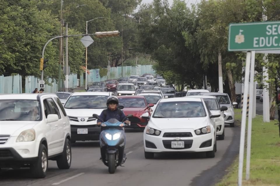 La empresa Desarrolladora Bosque del Encino hará el diagnóstico, diseño y plan ejecutivo del nodo vial de Avenida Servidor Público, en la zona de Valle Real, con un costo de 10.8 millones de pesos.