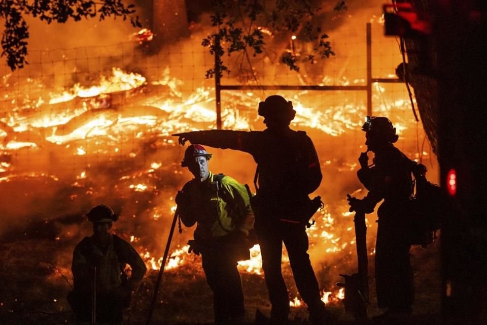 Bomberos combaten un incendio forestal en California, el 23 de agosto del 2025.