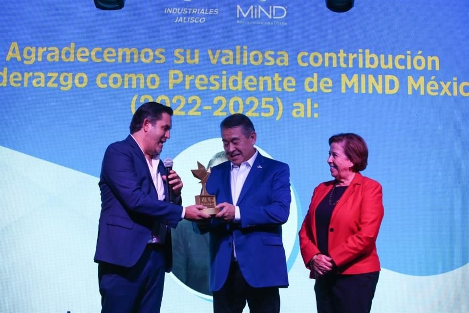 Antonio Lancaster Jones le entrega reconocimiento a Rubén Masayi.