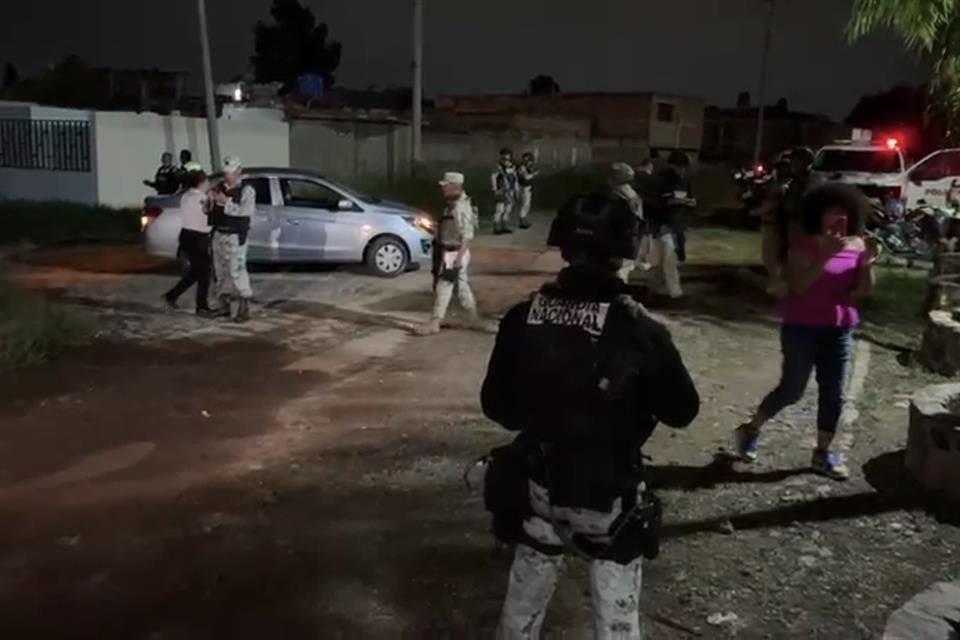 Derrame de combustible en la colonia Lomas de San Miguel II, en El Salto, causa movilización y labores de vigilancia.