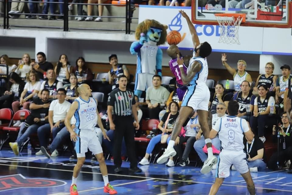 Los mejores anotadores de Astros de Jalisco fueron Rigoberto Mendoza con 19 puntos, Bryan Jefferson con 15 puntos, y Devin Davis con 10 puntos.