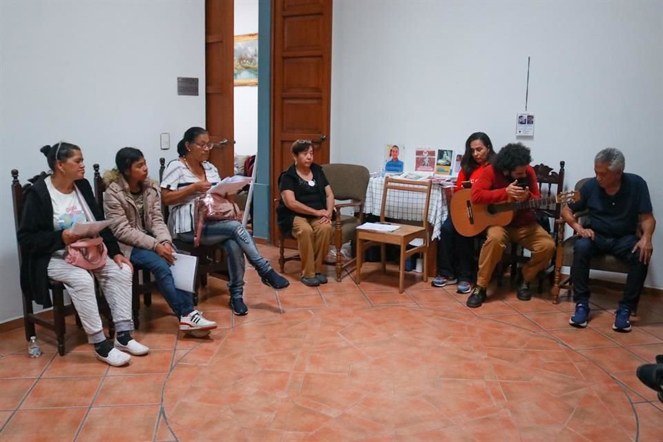 El Coro Inovidable ensaya  en la Casa Luisita de las Carmelitas del Sagrado Corazón.
