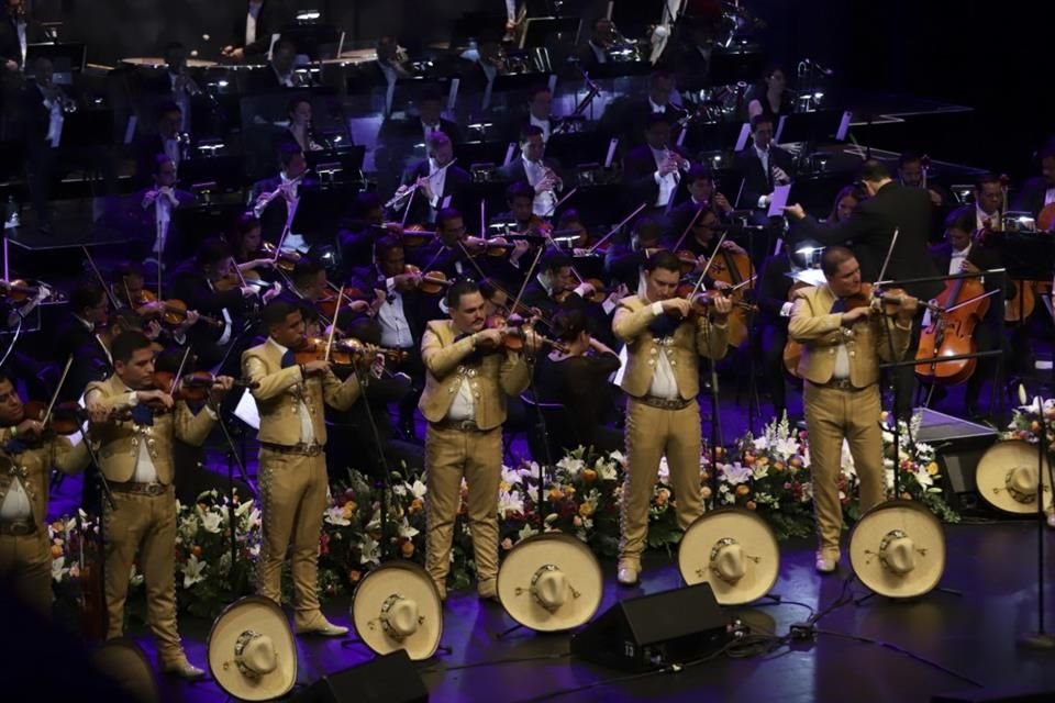 Concierto de la Filarmónica de Jalisco con los mariachis Nuevo Tecalitlán y Los Camperos.