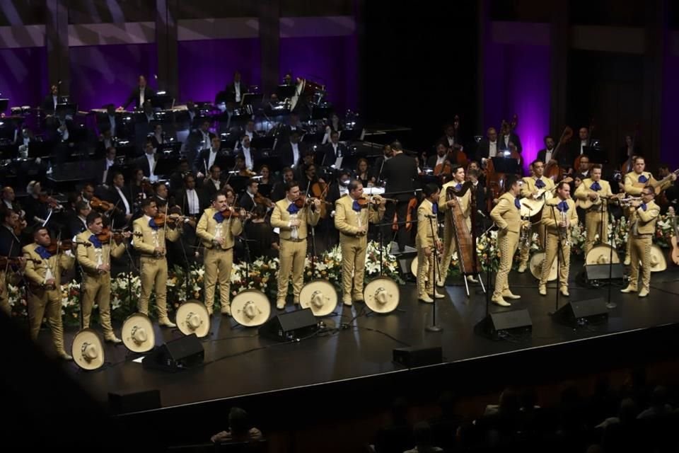 Concierto de la Filarmónica de Jalisco con los mariachis Nuevo Tecalitlán y Los Camperos.