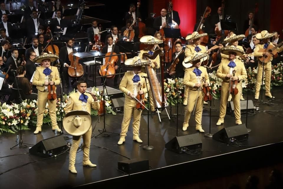 Concierto de la Filarmónica de Jalisco con los mariachis Nuevo Tecalitlán y Los Camperos.